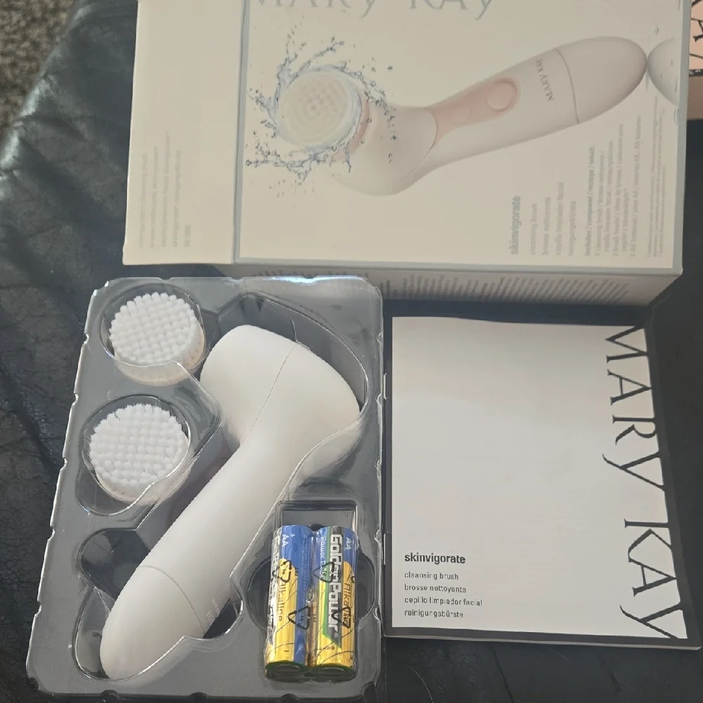 Mary Kay Skinvigorate Cleansing Brush in Pale Pink and White